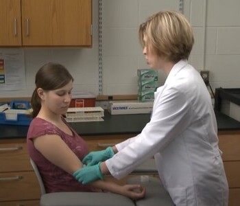 Лечение зависимости от аптечных препаратов в Великом Устюге Врач делает инъекцию пациентке